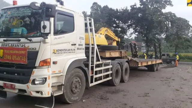 Kementerian PUPR menerjunkan tim tanggap darurat dan alat berat sebagai bentuk gerak cepat membantu warga terdampak erupsi Gunung Semeru. Foto: PUPR