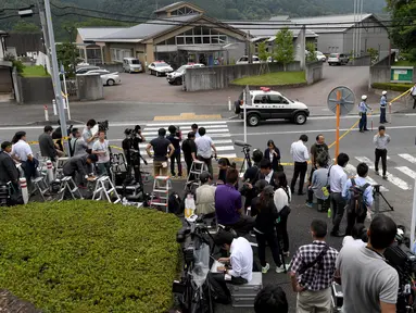 Sejumlah wartawan berkumpul di lokasi serangan penusukan sarana difabel Tsuki Yamayuri-en di Sagamihara, barat Tokyo, Selasa (26/7). 19 orang tewas dalam serangan yang dilakukan seorang pria dengan menggunakan pisau. (Toshifumi Kitamura/AFP)