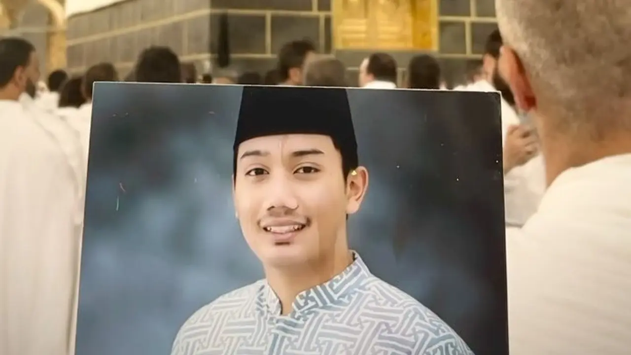 Emmeril Kahn Mumtadz atau Eril, putra Ridwan Kamil, saat ini telah resmi menyandang gelar haji (https://www.instagram.com/p/CfysbkqlYoM/)