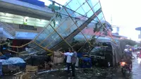 Sebuah kanopi ambruk menimpa pedagang ketika hujan deras melanda Kota Bogor. (Liputan6.com/Achmad Sudarno)
