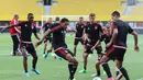 Skuat Ajax Amsterdam tengah berlatih satu dua sentuhan permainan di stadion Ernst Happel, Wina, Austria, Selasa (28/7) malam waktu setempat. (Bola.com/Reza Khomaini)