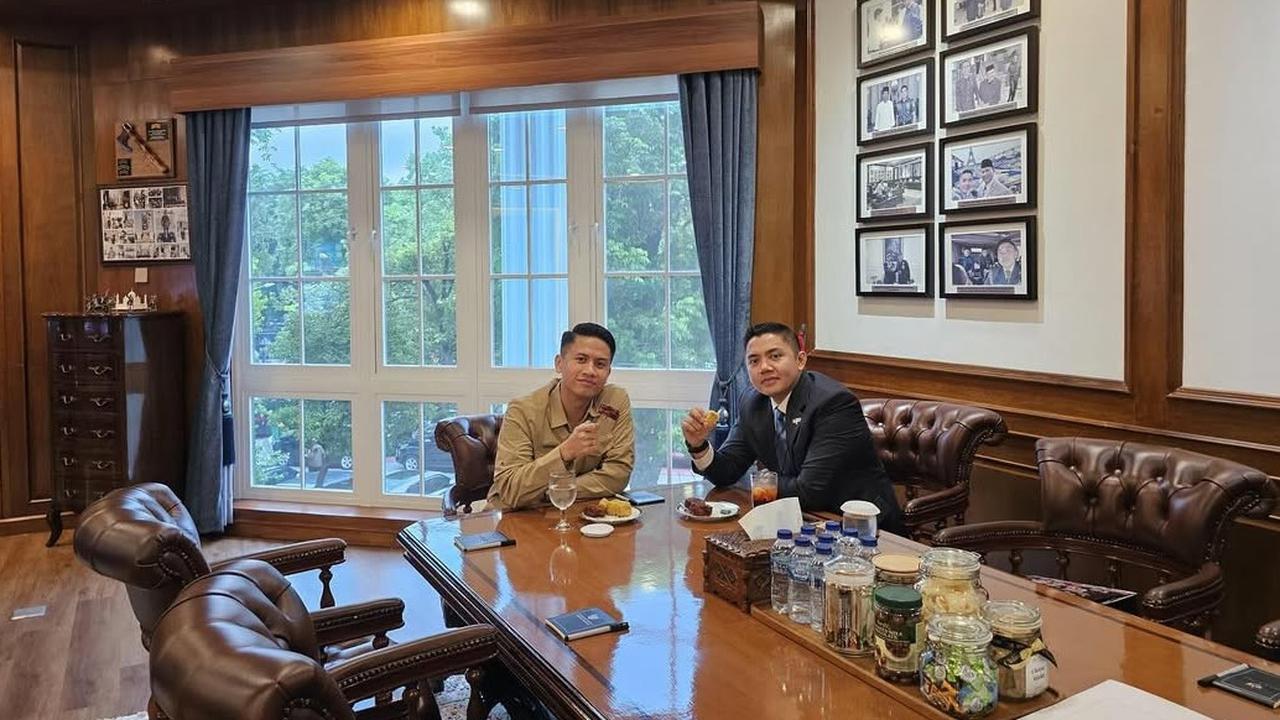 Ajudan Jokowi Nyemil Santai sama Letkol Teddy Indra di Ruang Seskab, Diantar Keliling Kantor Agar Tak Nyasar