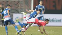 Pemain Persija Jakarta, Rudi Widodo terjatuh saat berebut bola dengan pemain RCD Espanyol pada laga persahabatan di Stadion Patriot, Bekasi, (19/7/2017). (Bola.com/Nicklas Hanoatubun)