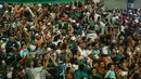 Suporter Palmeiras merayakan kemenangan timnya saat menonton siaran langsung pertandingan kejuaraan Copa Libertadores, di Sao Paulo, Brasil, Sabtu (27/11/2021). Palmeiras kampiun Copa Libertadores 2021 usai mengalahkan Flamengo 2-1 di Stadion Centenario, Uruguay.  (AP Photo/Marcelo Chello)