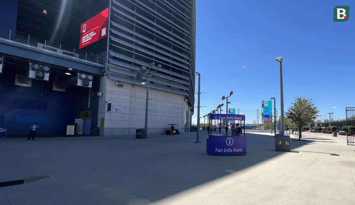 Area Fan Info Point di luar MetLife Stadium, East Rutherford, New Jersey, Amerika Serikat, disiapkan untuk membantu penonton selama berlangsungnya Piala Dunia 2026. Stadion berkapasitas lebih dari 82 ribu penonton ini menjadi salah satu venue utama turnamen, termasuk menggelar laga fase grup Timnas Prancis melawan Senegal, dan akan menjadi lokasi partai final Piala Dunia 2026. (KLY Sports/Hery Kurniawan)