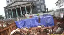 Pekerja konstruksi merapikan lereng galian pondasi pembangunan tiang pancang proyek LRT dan flyover Pancoran yang longsor di Jakarta, Jumat (13/10). Longsor terjadi setelah hujan mengguyur. (Liputan6.com/Immanuel Antonius)