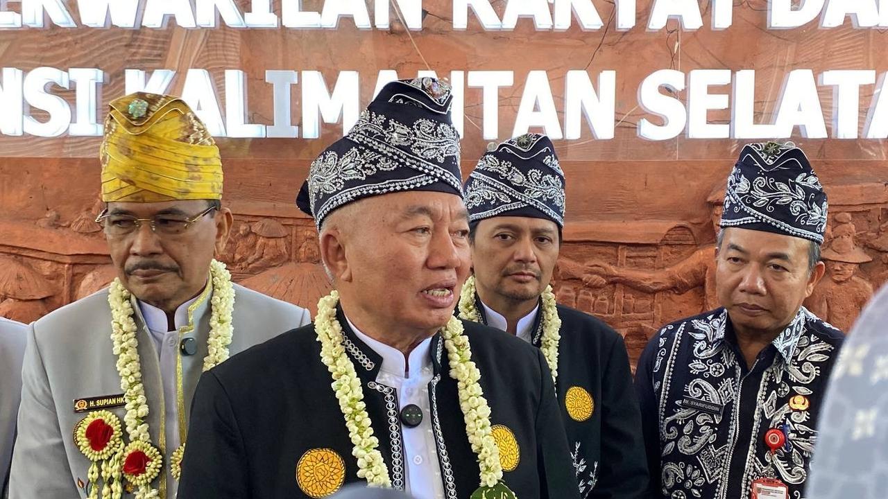 Gubernur Kalimantan Selatan, Muhidin bersama Wagub, Hasnuryadi Sulaiman menghadiri Rapat Paripurna Peringatan Hari Jadi ke-75 Provinsi Kalsel