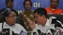 Menko Kemaritiman Indroyono Soesilo dan Menteri Perhubungan Ignasius Jonan berdiskusi saat menghadiri konferensi pers di Posko Evakuasi AirAsia, Pangkalan Bun, Kalteng, Rabu (7/1/2015). (Liputan6.com/Herman Zakharia)