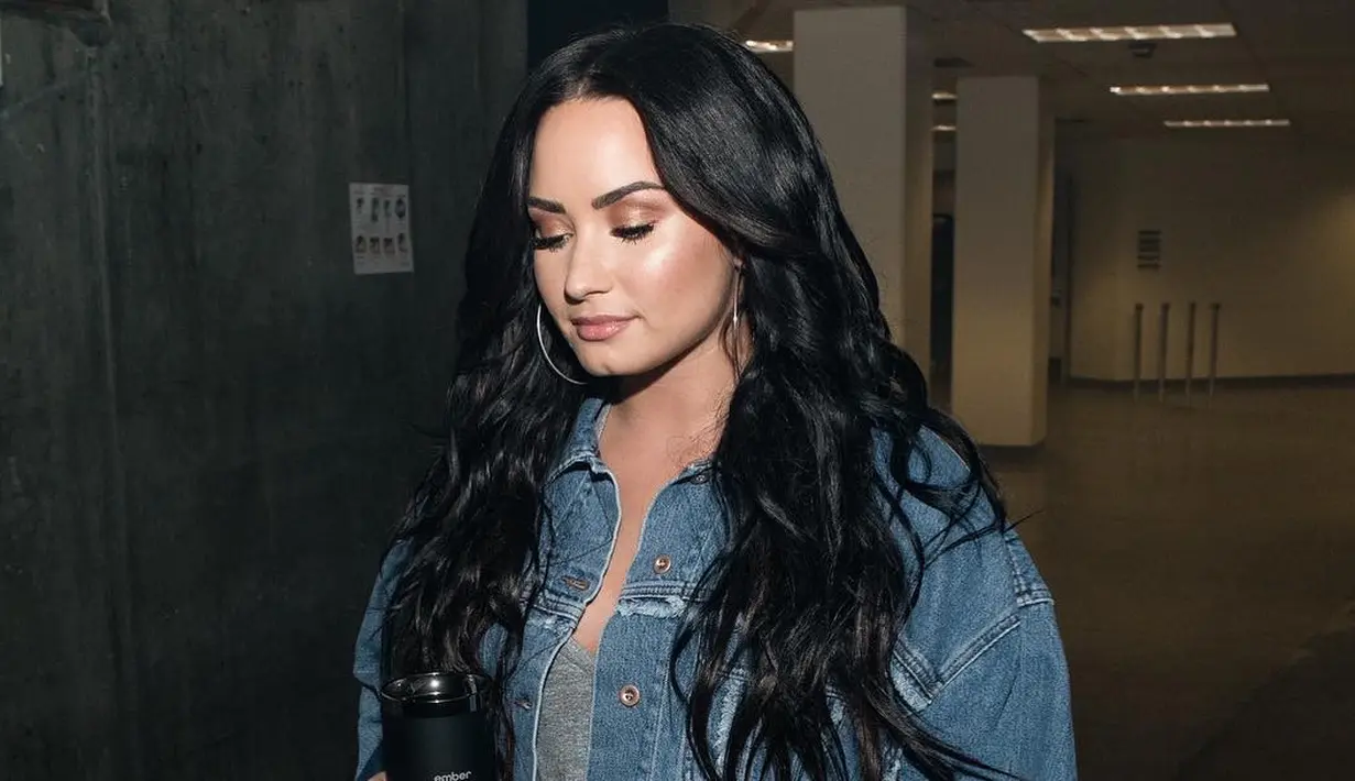Demi Lovato mendapatkan komplain dari seroang penggemarnya usai melakukan meet and greet yang bertempatkan di Chicago. (instagram/ddlovato)