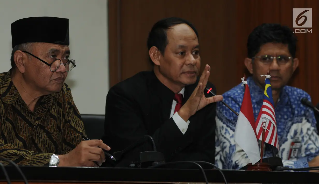 Ketua KPK Agus Rahardjo, Chief Commissioner MACC, Datuk Sri Mohd Shukri bin Abdul dan Wakil Ketua KPK Laode Muhammad Syarif memberi keterangan usai menandatangani perpanjangan MoU di gedung KPK, Jakarta, Senin (5/11). (Merdeka.com/Dwi Narwoko)