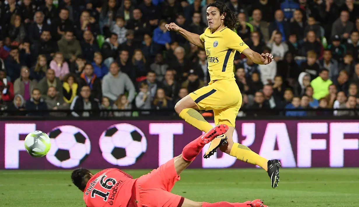 Striker PSG, Edinson Cavani, berusaha gawang Metz yang dijaga Eiji Kawashima, pada laga Ligue 1 Prancis di Stadion Saint-Symphorien, Moselle, Jumat (8/9/2017). Metz kalah 1-5 dari PSG. (AFP/Patrick Hertzog)