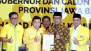 Ketua Umum Golkar Setya Novanto, Ridwan Kamil dan Daniel Muttaqien berfoto bersama menunjukan surat keputusan (SK) pengusungan usai pengumuman Calon Gubernur dan Wakil Gubernur Jawa Barat di DPP Golkar, Jakarta, Kamis (9/11). (Liputan6.com/Johan Tallo)