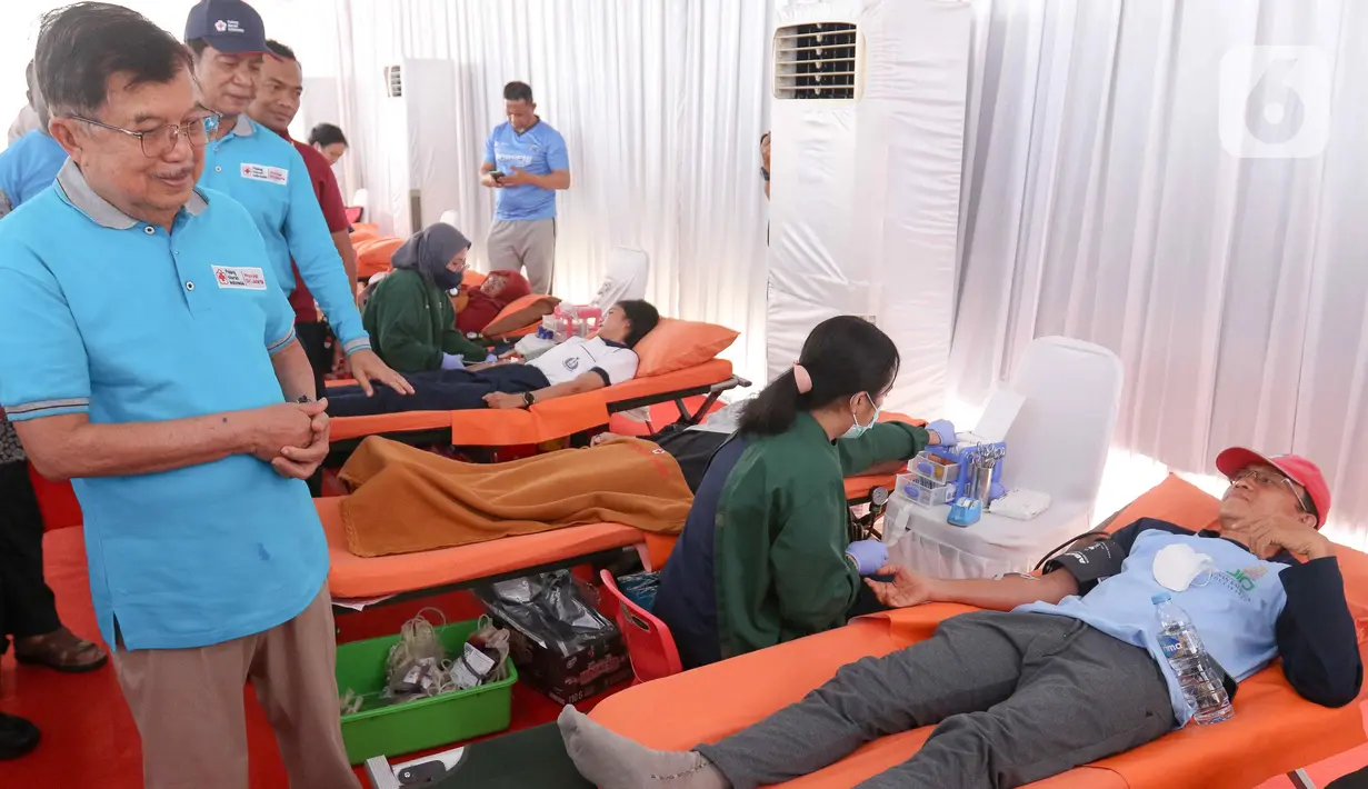 Ketua PMI Jusuf Kalla (kedua kiri) didampingi Ketua PMI Jakarta Rustam Effendi (keempat kiri) berbincang dengan pendonor saat peringatan Hari Donor Darah Sedunia di Jakarta, Minggu (14/7/2024).  (Liputan6.com/Herman Zakharia)