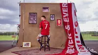 Suatu kehormatan bagi rekrutan anyar Manchester United asal Chelsea, Mason Mount yang baru saja resmi berlabuh di Old Trafford untuk menghadapi musim 2023/2024. Gelandang Timnas Inggris itu mendapatkan nomor punggung 7, nomor keramat yang sebelumnya menjadi milik Cristiano Ronaldo. Seperti diketahui, para pengguna nomor punggung 7 dalam skuad MU mayoritas adalah para pemain pilihan yang digadang-gadang menjadi bintang, hingga kerap menjadi beban para penggunanya. Berikut deretan 7 pemilik nomor punggung 7 MU sebelum Mason Mount. (Instagram.com/ManchesterUnited)