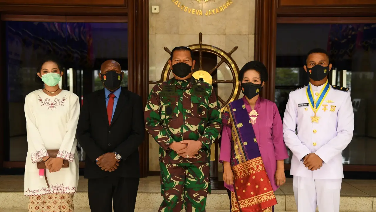 Letda Laut (P) Always Giving H. Tiris, S.Tr (Han) peraih penghargaan Adhi Makayasa Akademi Angkatan Laut (AAL) Angkatan 66 tahun 2021 dilantik langsung oleh Presiden Joko Widodo (Jokowi) di Istana Negara, Selasa (13/7/2021).