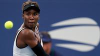 Petenis Amerika Serikat, Venus Williams melakukan servis ke arah lawannya petenis Ukraina Elina Svitolina pada babak kedua AS Terbuka 2019 di Louis Amstrong Stadium, Rabu (28/8/2019). Venus Williams harus angkat koper lebih awal dari AS Terbuka 2019 usai tumbang dua set 4-6, 4-6. (AP/Michael Owens)