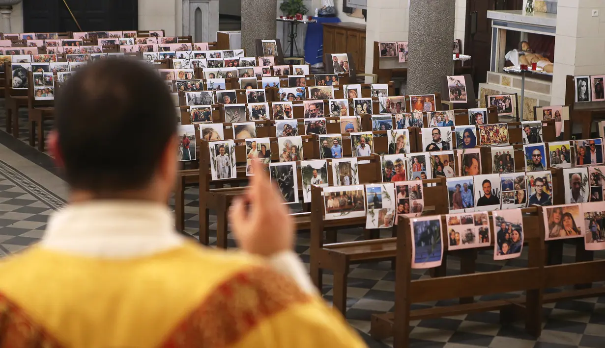 Pastor Katolik Georges Nicoli memberikan khotbah saat merayakan misa Kamis Putih tanpa dihadiri jemaat di Bastia, di pulau Korsika Mediterania, Prancis (9/4/2020). Gereja Notre Dame De Lourdes di Bastia menyiarkan langsung kegiatan ibadahnya melalui Facebook. (AFP/Pascal Pochard-Casabianca)