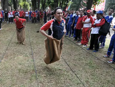 Peserta lomba balap karung semarak 17-an Kemenkumham berusaha mencapai garis finish, Depok, Jumat (12/8). Kemenkumham gelar semarak 17 Agustusan untuk memperingati HUT RI ke-71. (Liputan6.com/Yoppy Renato)