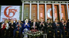 Presiden Turki Recep Tayyip Erdogan (tengah) berdoa saat upacara memperingati satu tahun gagalnya kudeta di Ankara, Turki (15/7). Tepat 15 Juli 2016 usaha menggulingkan Presiden Erdogan berhasil digagalkan. (Presidency Press Service via AP, Pool)