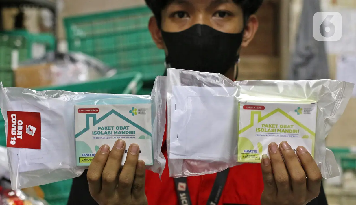 Pekerja menunjukkan paket obat COVID-19 di salah satu gerai ekspedisi SiCepat di Jalan K.S Tubun, Petamburan, Jakarta, Sabtu (17/7/2021). Pemerintah resmi membagikan 300 ribu paket obat gratis untuk pasien COVID-19 yang menjalani isolasi mandiri di Pulau Jawa dan Bali. (Liputan6.com/Herman Zakharia)