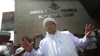 Pimpinan Front Pembela Islam (FPI) Rizieq Shihab tiba di Polda Metro Jaya, Jakarta, untuk diperiksa sebagai saksi kasus dugaan makar, Rabu (1/2). (Liputan6.com/Immanuel Antonius)