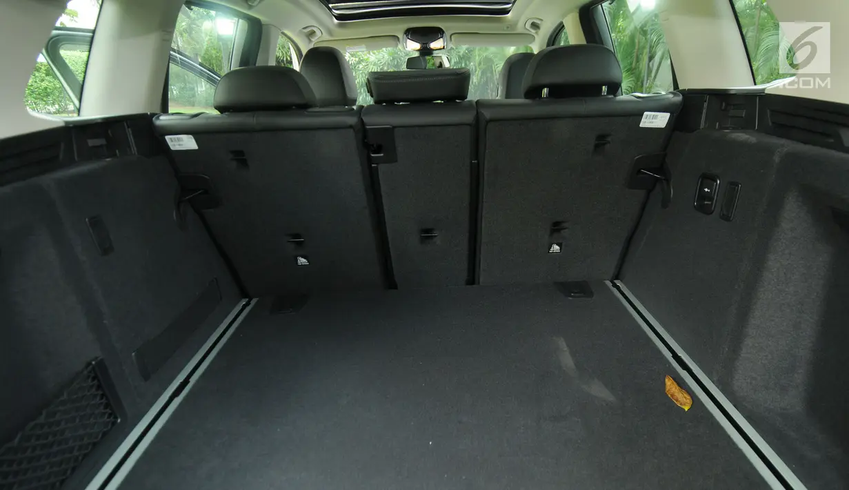 Bagasi BMW X3 terbaru saat peluncurannya di Jakarta, Rabu (11/4). Meski didesain global, ternyata mobil ini akan diproduksi di BMW Production Network 2 di PT Gaya Motor, Sunter, Jakarta Utara. (Merdeka.com/Dwi Narwoko)