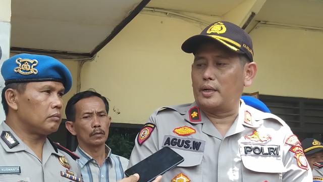 Kapolsek Ciracas Kompol Agus Widartono kembali beraktivitas di kantornya.