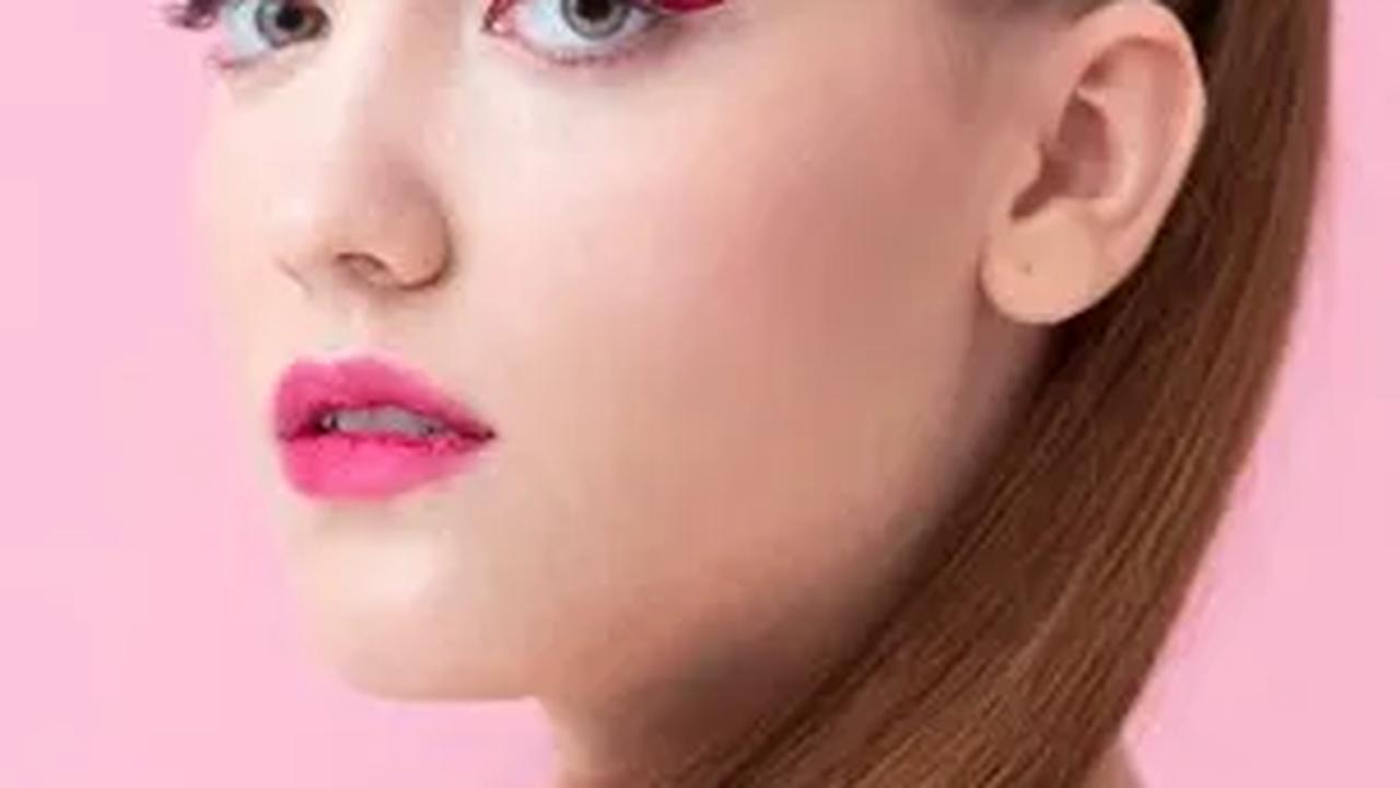 Teknik ini melibatkan penggunaan dua atau lebih warna lipstik yang berbeda untuk menciptakan efek gradasi atau peralihan warna yang menakjubkan di bibir.