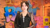 5 Inspirasi Baju Batik dan Kebaya Elegan ala Happy Asmara, Cocok Dipakai ke Berbagai Acara