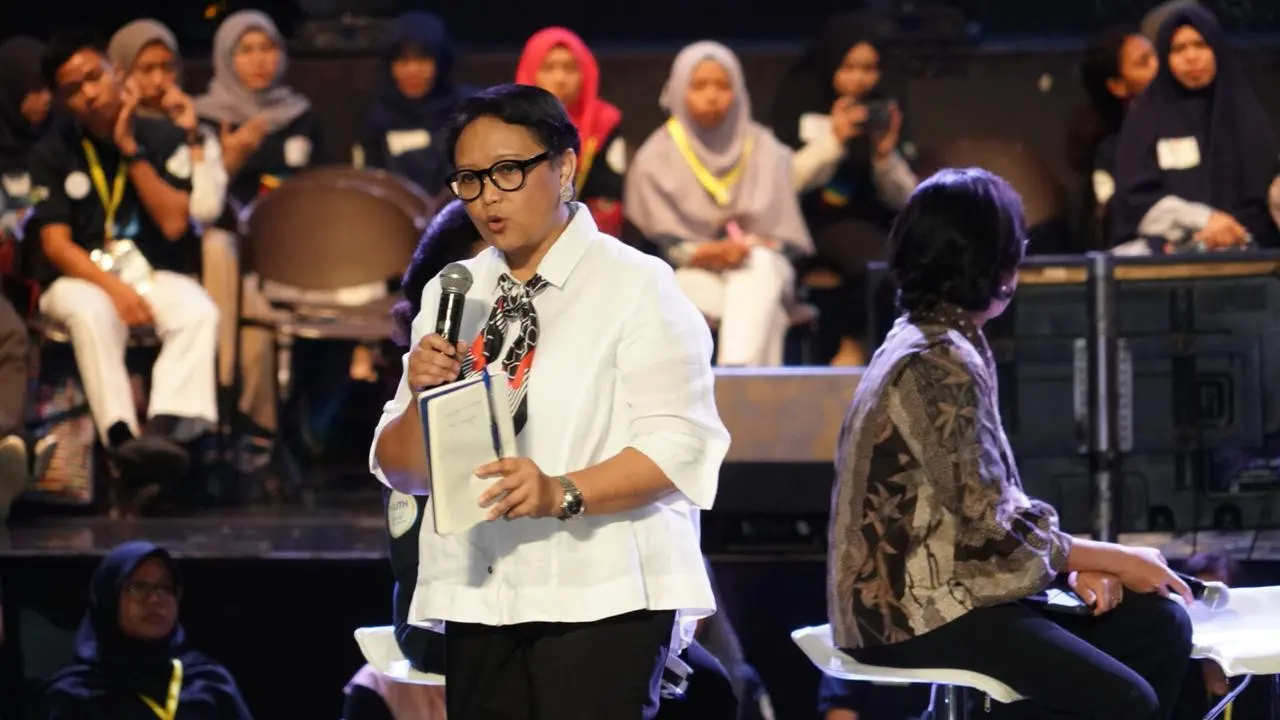 Menteri Luar Negeri RI Retno Marsudi memaparkan pentingnya kesehatan di hadapan seribu anak muda di Jakarta. (Foto: Kemenkes)