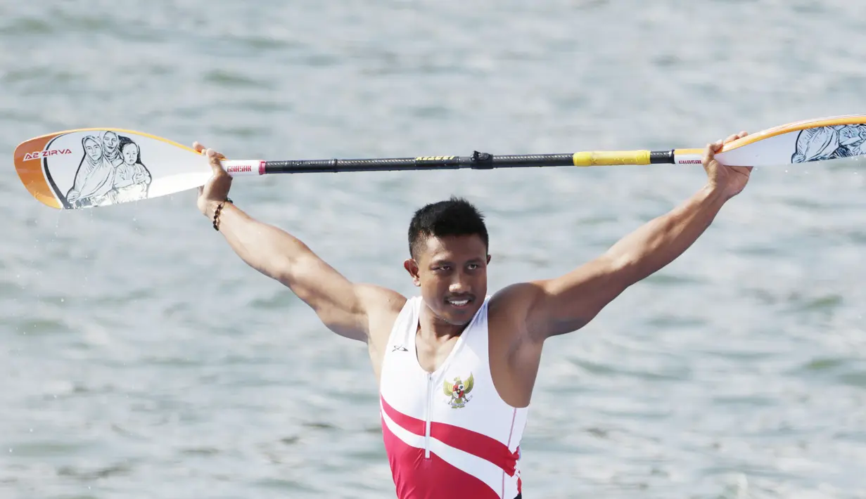 Atlet canoe Indonesia, Maizir Ryondra, melakukan selebrasi usai tampil pada nomor 1000 meter SEA Games 2019 di Subic, Filipina, Jumat (6/12). Dirinya berhasil meraih medali emas dengan catatan waktu 3 menit 55,841 detik. (Bola.com/M Iqbal Ichsan)