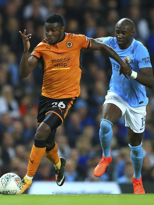 Pemain Wolverhampton Wanderers, Bright Enobakhare (kiri) melewati adangan pemain Mancester City, Eliaquim Mangala pada laga Piala Liga Inggris di Etihad Stadium, Manchester, (24/10/2017. City menang adu penalti 4-1. (Tim Goode/PA via AP)
