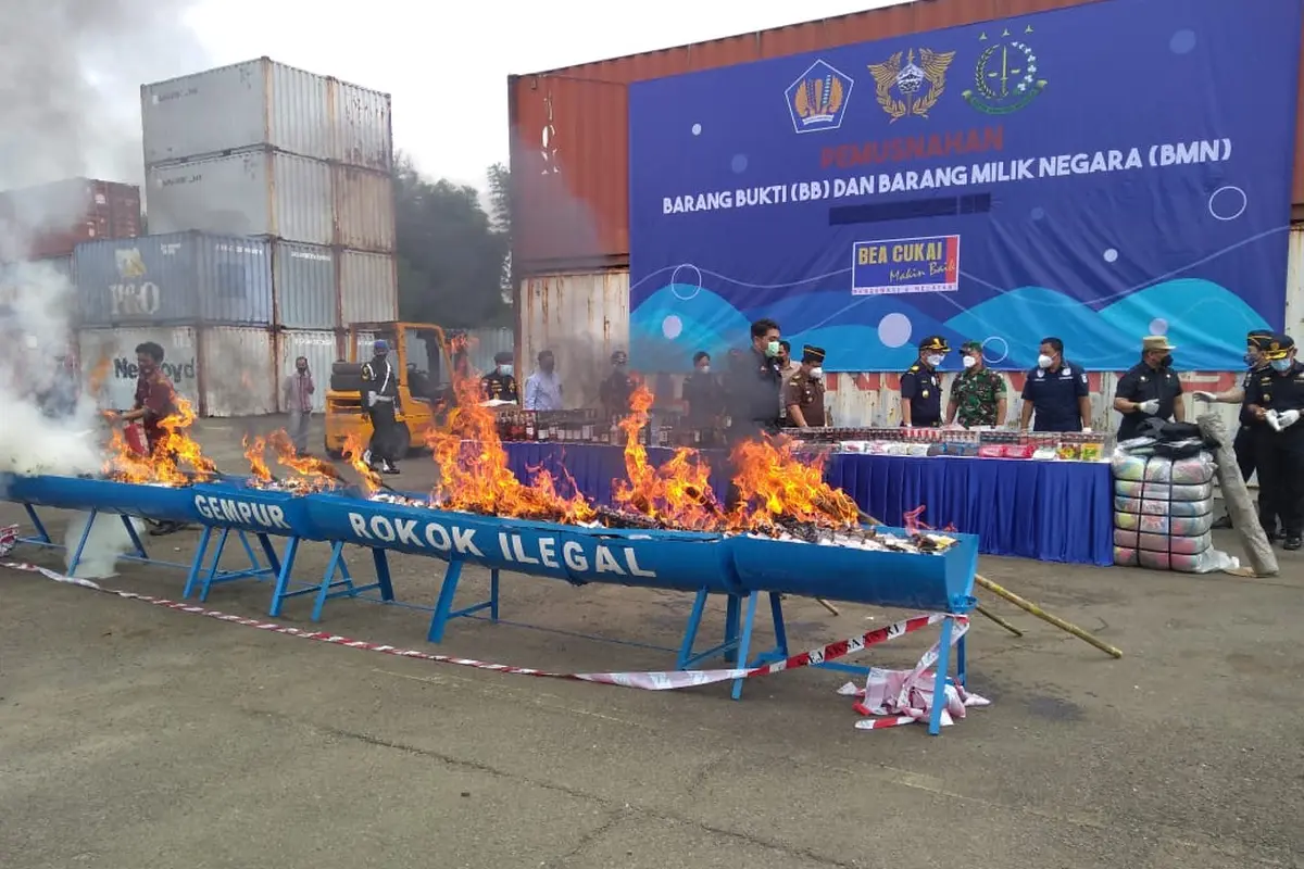 Direktorat Jenderal Bea dan Cukai memusnahkan atas barang-barang ilegal
