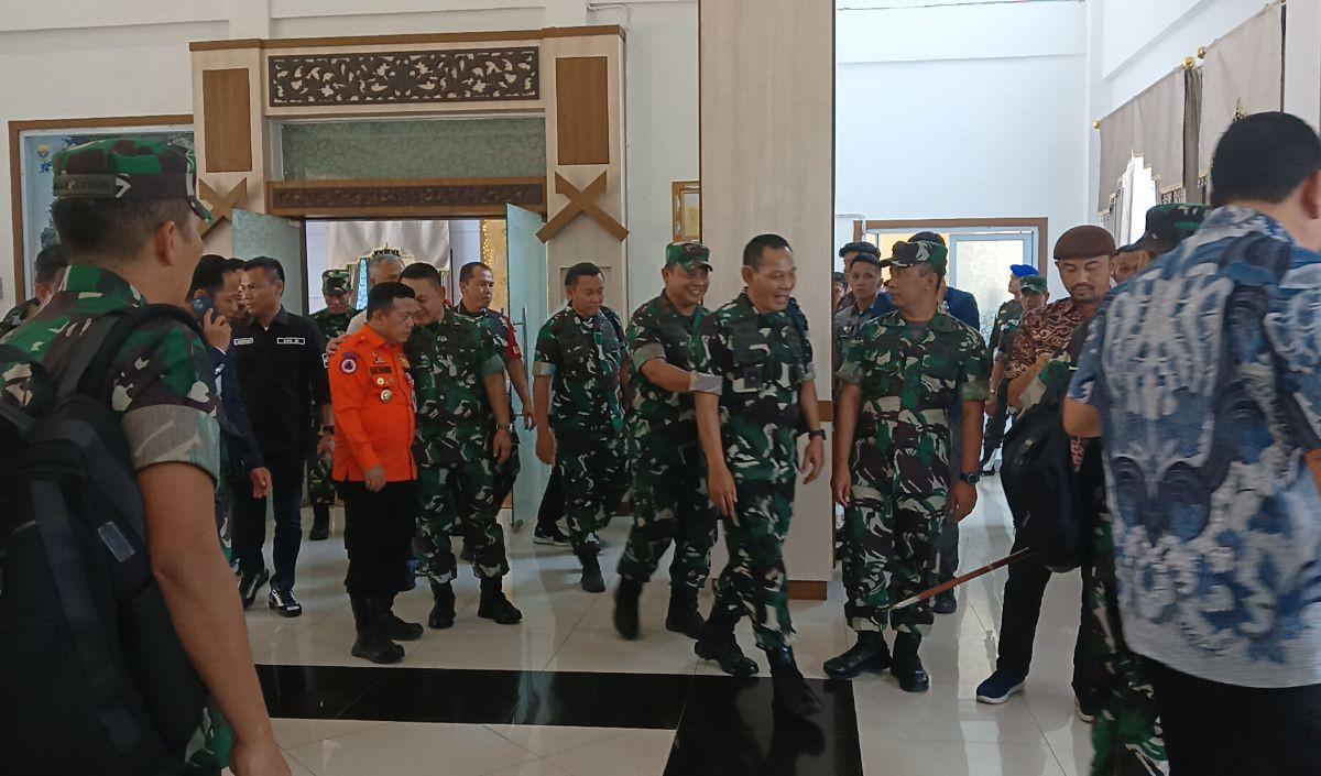 Kasad menambahkan, evaluasi kebakaran hutan dan lahan di Jambi, sudah berkoordinasi dengan gubernur dan akan dibantu langsung peralatan.<br>