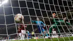 Gol pembuka untuk Arsenal yang berhasil diciptakan oleh Henrikh Mkhitaryan ke gawang AC Milan pada pertandingan Liga Europa leg pertama di stadion San Siro Milan, Italia (8/3). Arsenal berhasil mengalahkan tim tuan rumah 2-0. (AP Photo / Antonio Calanni)