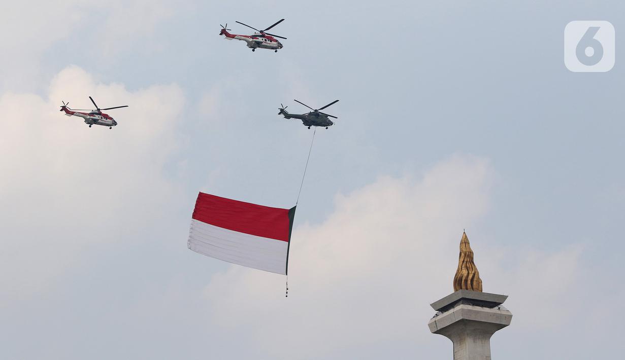 Tiga helikopter TNI AU mengibarkan bendera merah putih saat Upacara Peringatan Detik-Detik Proklamasi di kawasan Monas, Jakarta, Selasa (17/8/2021). Sebanyak enam helikopter TNI AU mengibarkan bendera merah putih berukuran 20 x 30 meter dalam rangka HUT ke-76 RI. (Liputan6.com/Herman Zakharia)