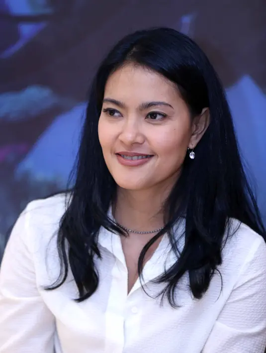 "Kita dapat setelah dua hari dan delapan kali menyelam. Jangan sekali, kalau sekali nggak dapat. Harus sabar. Adanya di Indonesia. Kalau di Bali aja susah," lanjut Lola Amaria. (Nurwahyunan/Bintang.com)