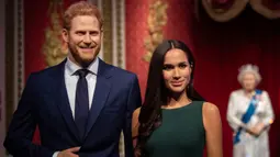 Patung lilin Pangeran Harry dan Meghan Markle dipindahkan dari barisan patung Keluarga Kerajaan Inggris di Madame Tussauds London, Kamis (9/1/2020). Sebelumnya sosok Harry dan Meghan berdiri di samping Ratu Elizabeth II, Pangeran Philip, Pangeran William dan Kate Middleton (Victoria Jones/PA via AP)