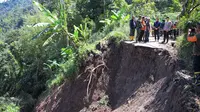 Penjabat (Pj.) Gubernur Jawa Barat Bey Machmudin meninjau lokasi longsor di Desa Buninagara, Sindangkerta, Kabupaten Bandung Barat, Sabtu (2/12/2023). (Biro Adpim Jabar)