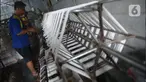 Pekerja memintal benang di kawasan Kebayoran, Jakarta, Rabu (4/1/2023). Pemerintah masih akan menjalankan program Kredit Usaha Rakyat (KUR) pada 2023. Namun pemerintah tak akan memberikan subsidi lagi pada bunga sehingga naik. (merdeka.com/Imam Buhori)