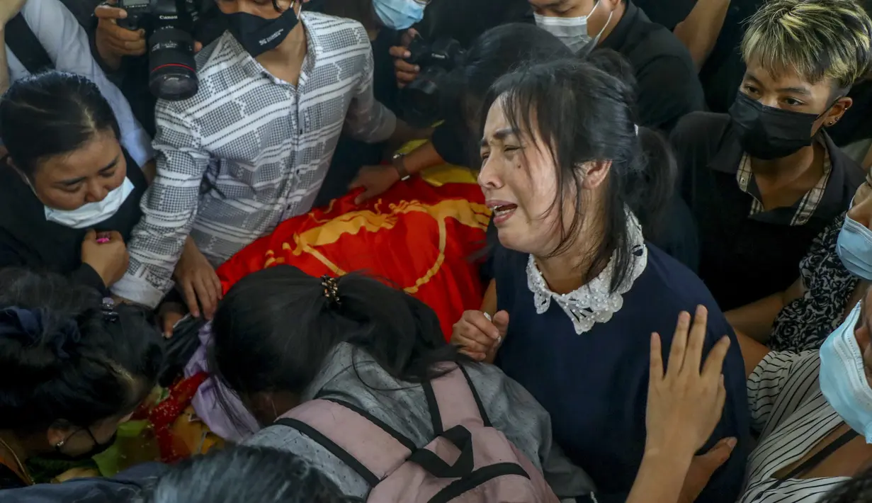 Ibu Khant Ngar Hein menangis saat pemakamannya di Yangon, Myanmar, Selasa (16/3/2021). Khant Ngar Hein, mahasiswa kedokteran berusia 18 tahun ditembak di dadanya di Tamwe, Yangon oleh pasukan keamanan selama protes anti-militer. (AP Photo)