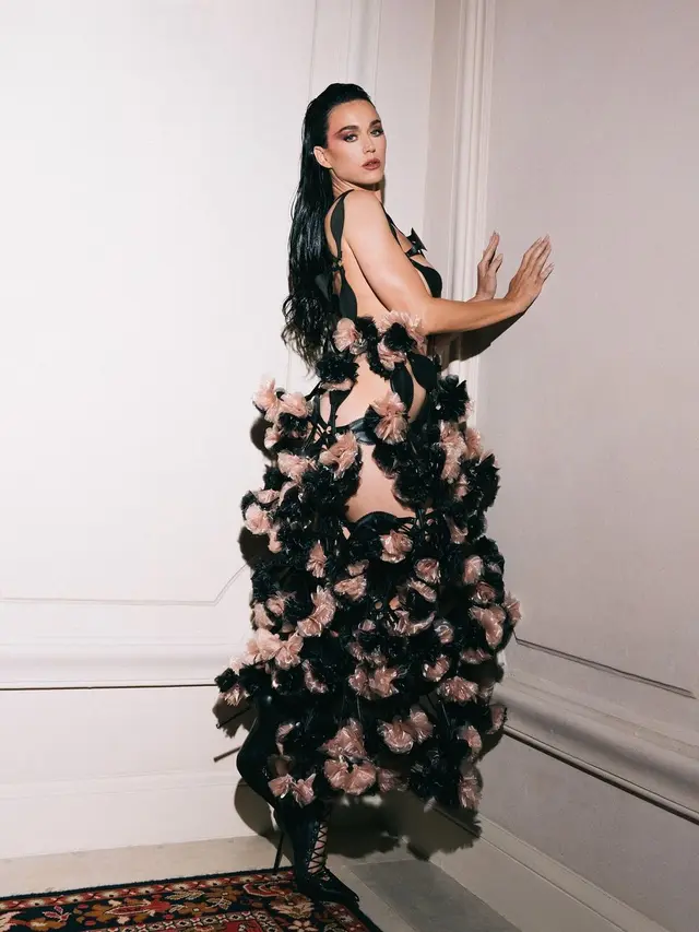 Penampilan Perdana Katy Perry di Vogue World 2024 Jadi Sorotan, Tampil Berani dengan Gaun Bolong-Bolong