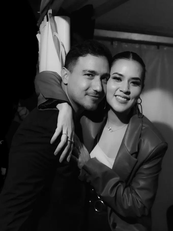 FOTO: Momen Romantis Hamish Daud Datangi Raisa Manggung