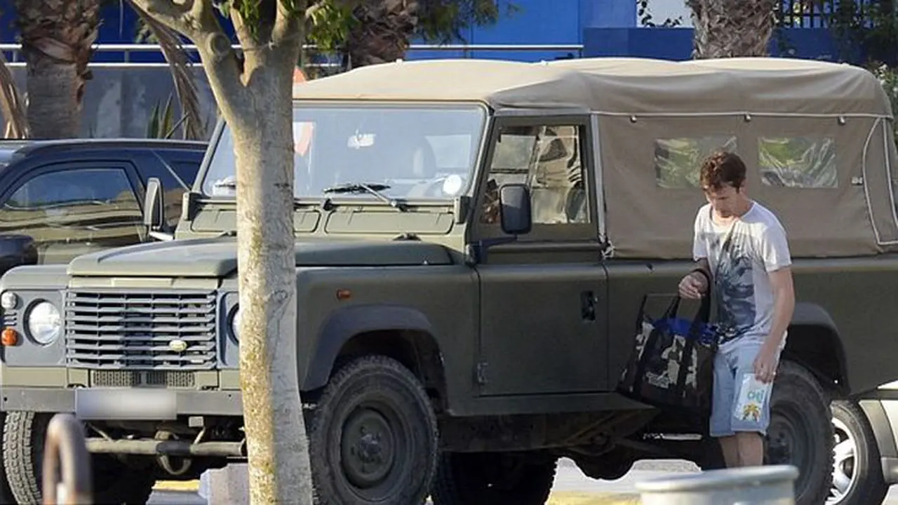 James Blunt  Pakai Land Rover Defender Militer Saat Bulan Madu