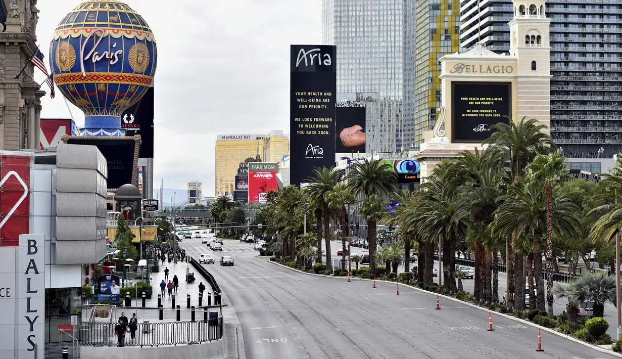 Suasana Las Vegas Boulevard yang sepi setelah perintah penutupan kasino akibat virus corona COVID-19 di Las Vegas, Amerika Serikat, Rabu (18/3/2020). Selain kasino, bioskop, bar, restoran, dan pusat kebugaran juga ditutup. (AP Photo/David Becker)