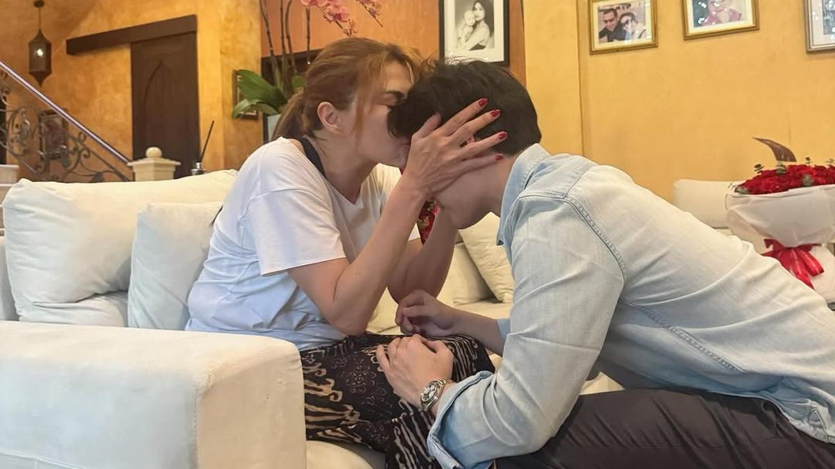 Tamara Bleszynski Kecup Kening Teuku Rassya dalam Momen Sungkem, Doakan Anak Disayang Allah