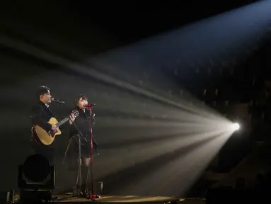 Penyanyi sekaligus musisi, Isyana Sarasvati saat tampil bersama suaminya, Rayhan Maditra dalam konser tunggalnya di Istora Gelora Bung Karno, Senayan, Jakarta, Sabtu (16/11/2024) malam. (Liputan6.com/Herman Zakharia)