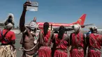 Seorang penari berselfie saat kedatangan pesawat khusus yang membawa trofi Piala Dunia FIFA selama Tur Dunia di bandara Internasional Jomo Kenyatta di Nairobi, Kenya (26/2). Turnamen Piala Dunia akan dimulai Juni di Rusia. (AFP Photo/Yasuyoshi Chiba)