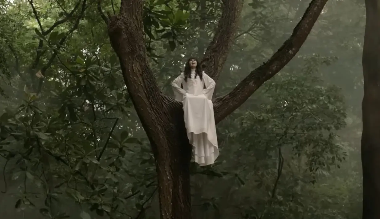 Menariknya, paras Luna Maya mirip dan identik dengan tokoh Suzzanna masa lalu. Riasan hingga tompel di pipi dbuat persis dengan karakter Suzzanna dahulu. Aura menyeramkan teringat akan sosok kuntilanak yang diperankan Suzzanna. (Liputan6.com/YouTube/Soraya Intercine Films)