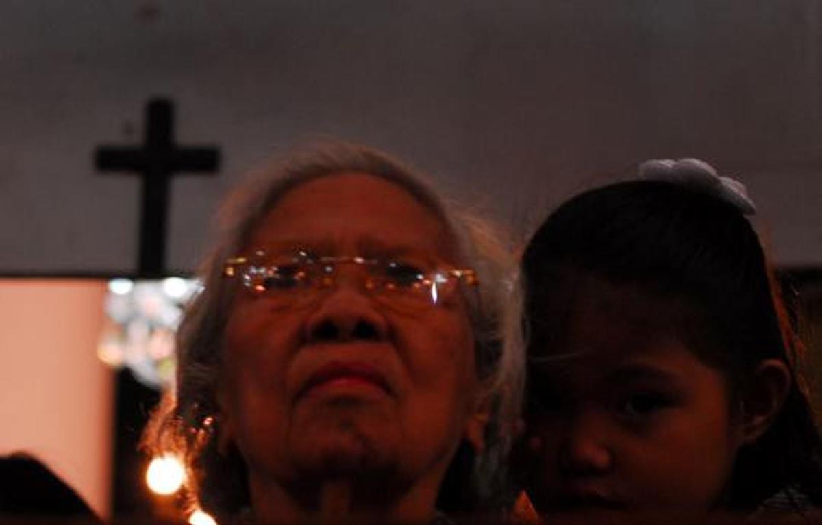 Umat Kristiani di Jakarta lakukan ibadah malam Natal